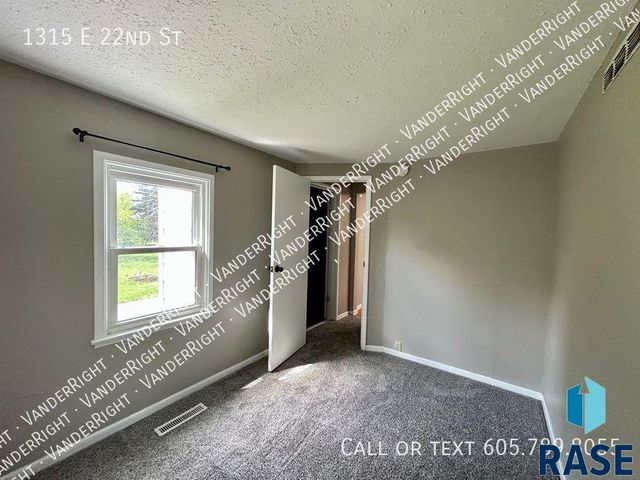 1315 E 22nd St St Street, Sioux Falls, SD 57105
