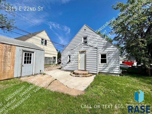 1315 E 22nd St St Street, Sioux Falls, SD 57105