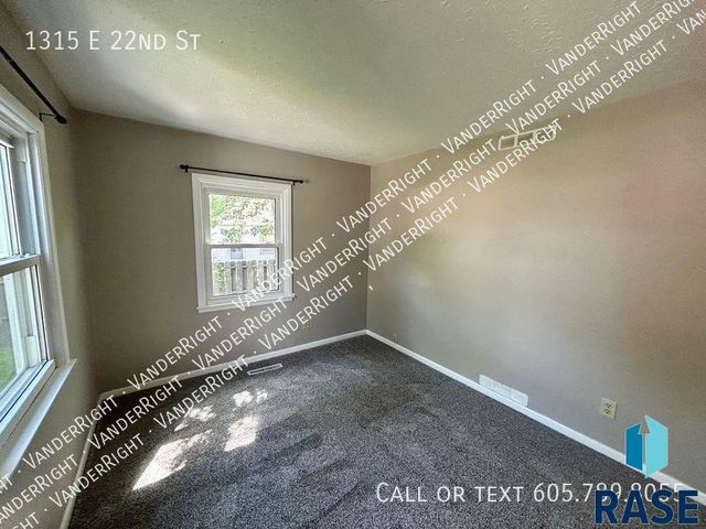 1315 E 22nd St St Street, Sioux Falls, SD 57105