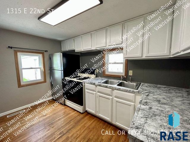 1315 E 22nd St St Street, Sioux Falls, SD 57105