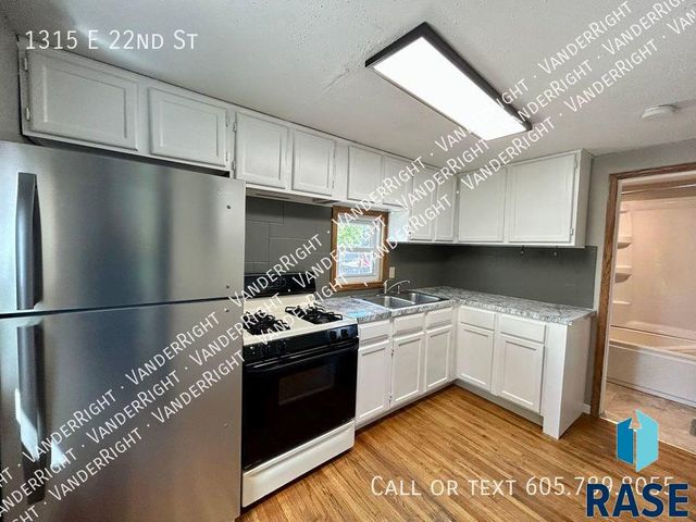 1315 E 22nd St St Street, Sioux Falls, SD 57105