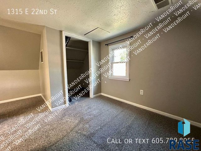 1315 E 22nd St St Street, Sioux Falls, SD 57105