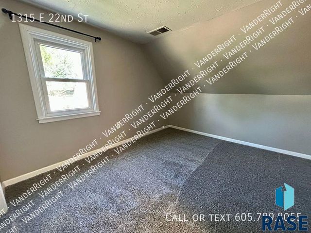 1315 E 22nd St St Street, Sioux Falls, SD 57105