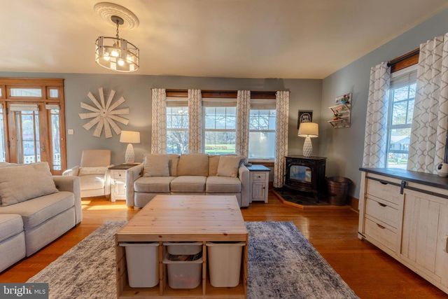 16 MAIN ST, Felton, PA 17322