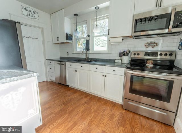 16 MAIN ST, Felton, PA 17322