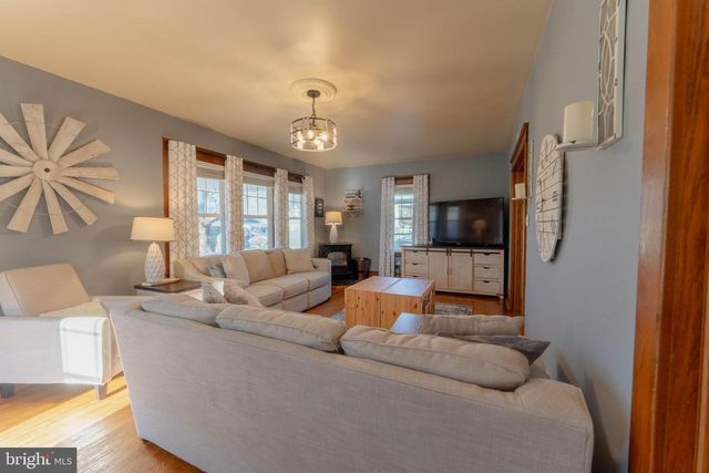 16 MAIN ST, Felton, PA 17322