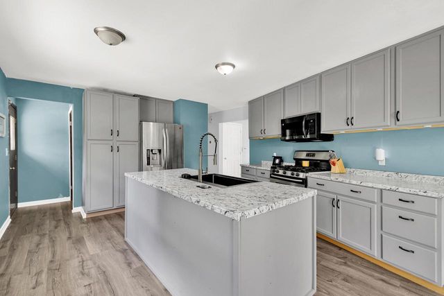 1513 Roosevelt DRIVE, West Bend, WI 53090
