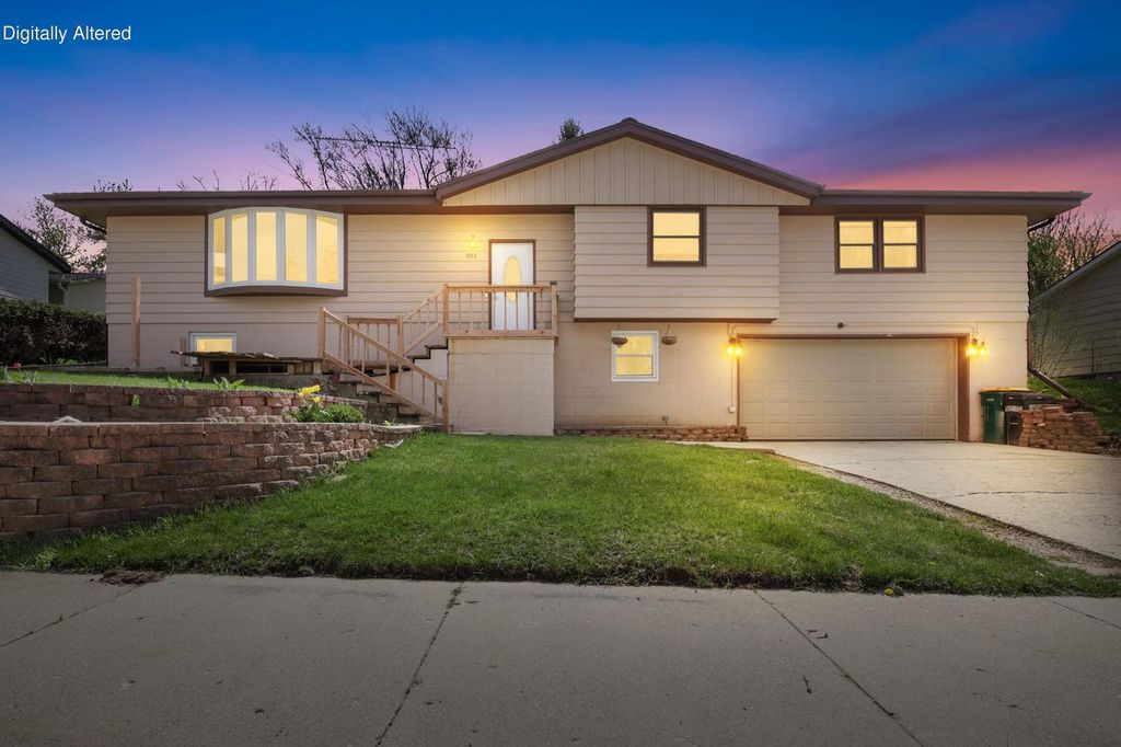 1513 Roosevelt DRIVE, West Bend, WI 53090