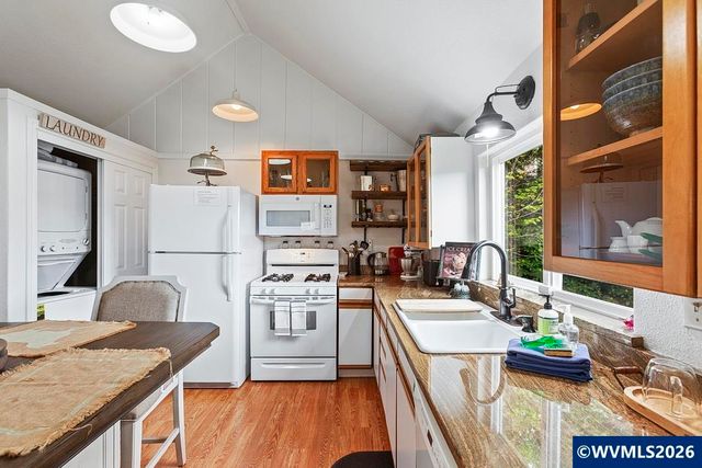 2704 SW Beach Av, Lincoln City, OR 97367