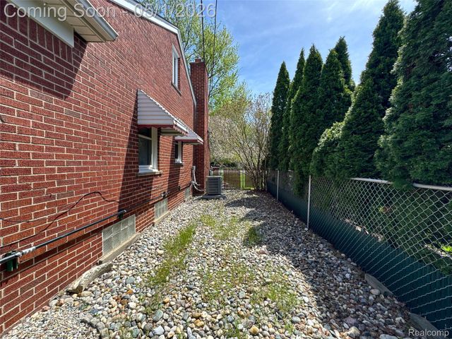 9424 Allen Road, Allen Park, MI 48101