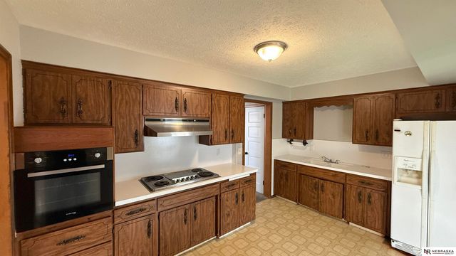 5548 N 61 Street, Omaha, NE 68104