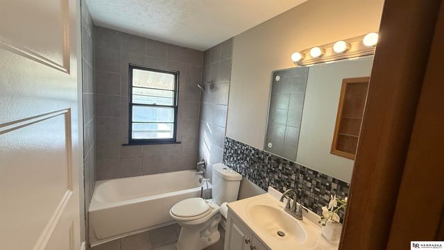 5548 N 61 Street, Omaha, NE 68104