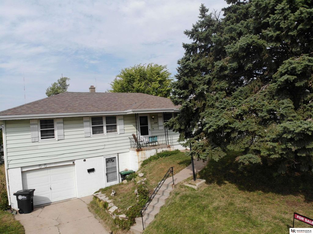 5548 N 61 Street, Omaha, NE 68104