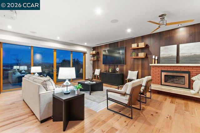 2083 Magnolia Way, Walnut Creek, CA 94595