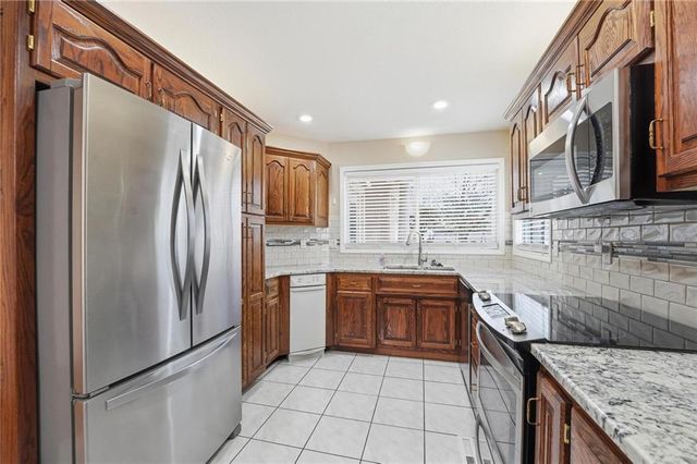 813 NW North Ridge Court, Blue Springs, MO 64015