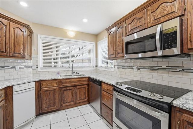 813 NW North Ridge Court, Blue Springs, MO 64015