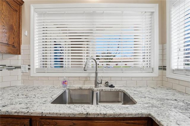 813 NW North Ridge Court, Blue Springs, MO 64015