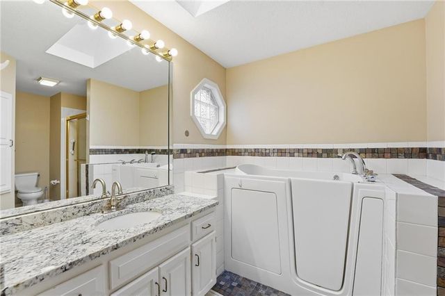 813 NW North Ridge Court, Blue Springs, MO 64015