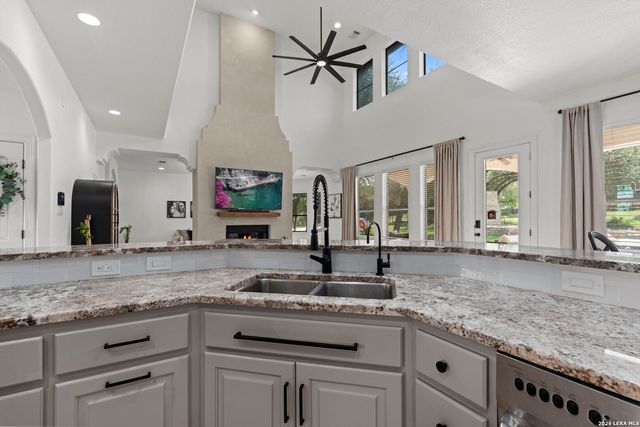 9314 Schoolhouse Rd, San Antonio, TX 78255