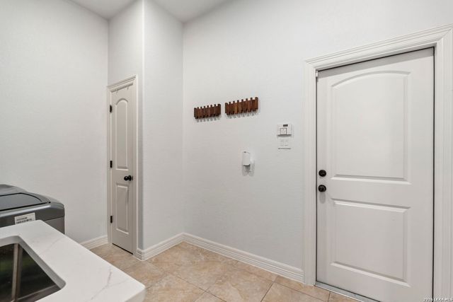 9314 Schoolhouse Rd, San Antonio, TX 78255
