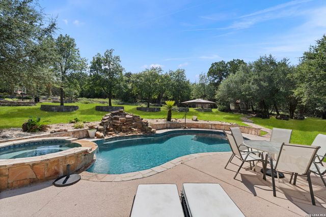 9314 Schoolhouse Rd, San Antonio, TX 78255