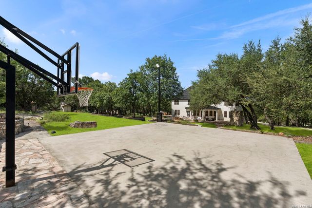 9314 Schoolhouse Rd, San Antonio, TX 78255