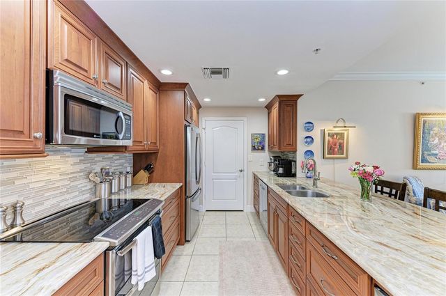 808 3RD AVENUE W 805, Bradenton, FL 34205