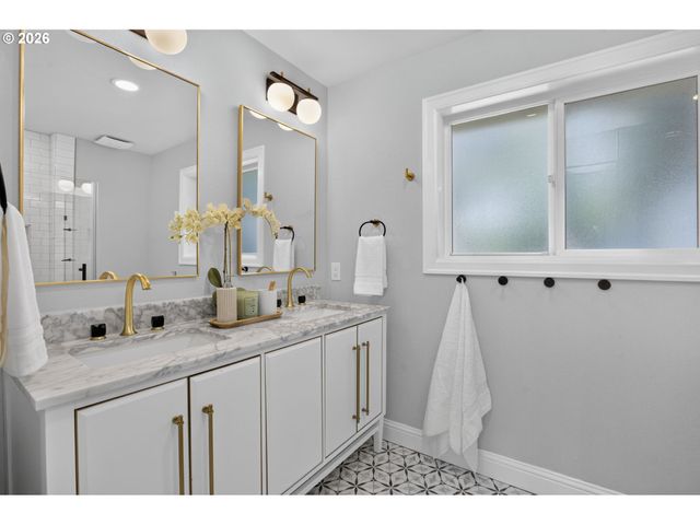 16933 GREENTREE Ave, Lake Oswego, OR 97034