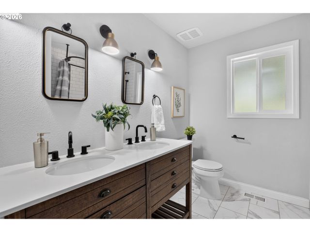 16933 GREENTREE Ave, Lake Oswego, OR 97034