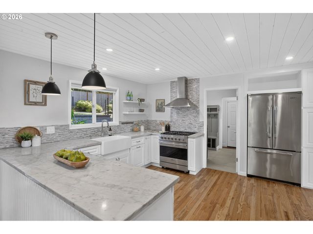 16933 GREENTREE Ave, Lake Oswego, OR 97034