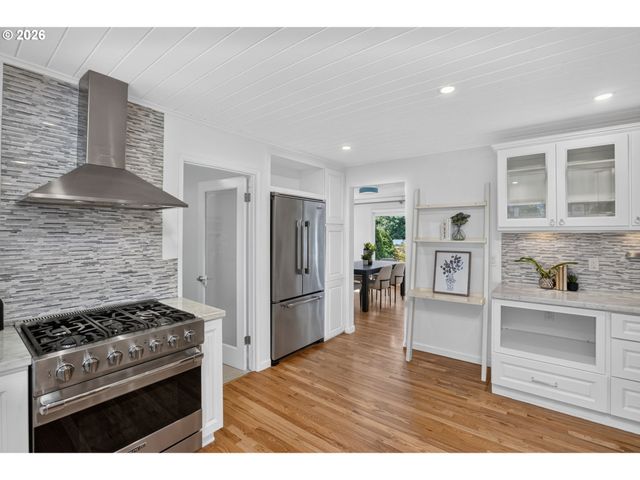 16933 GREENTREE Ave, Lake Oswego, OR 97034