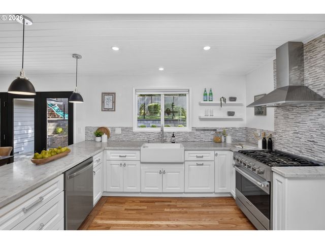 16933 GREENTREE Ave, Lake Oswego, OR 97034