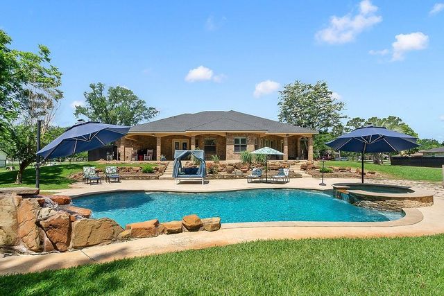 318 Sunrise Blvd, Angleton, TX 77515