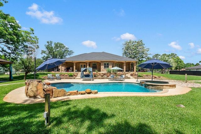 318 Sunrise Blvd, Angleton, TX 77515