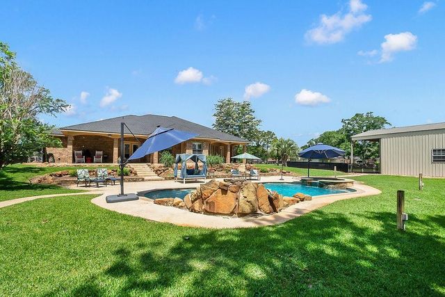 318 Sunrise Blvd, Angleton, TX 77515