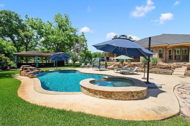 318 Sunrise Blvd, Angleton, TX 77515