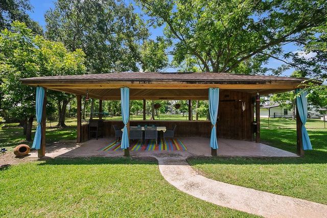 318 Sunrise Blvd, Angleton, TX 77515