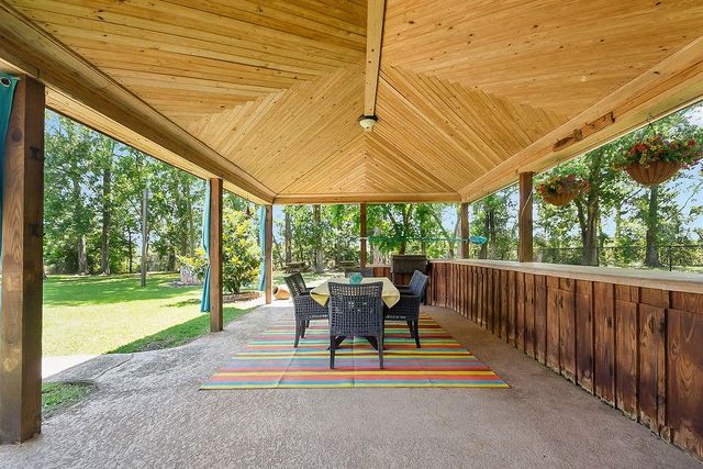 318 Sunrise Blvd, Angleton, TX 77515