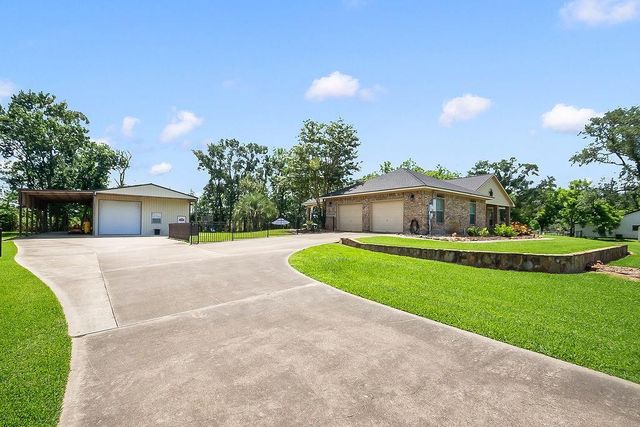 318 Sunrise Blvd, Angleton, TX 77515