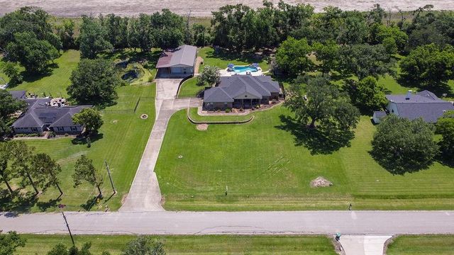 318 Sunrise Blvd, Angleton, TX 77515