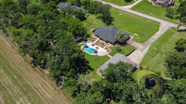 318 Sunrise Blvd, Angleton, TX 77515