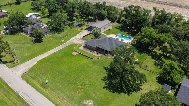 318 Sunrise Blvd, Angleton, TX 77515