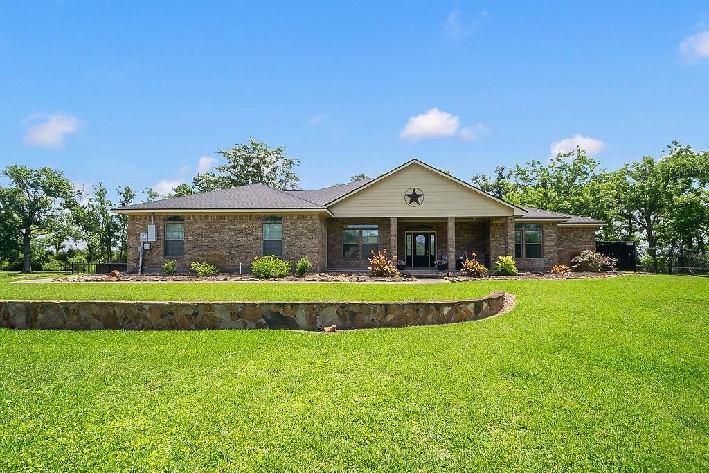 318 Sunrise Blvd, Angleton, TX 77515