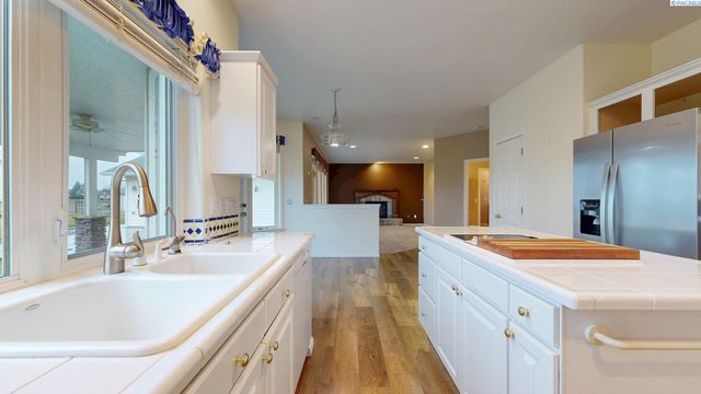 12516 Eagle Reach Court, Pasco, WA 99301