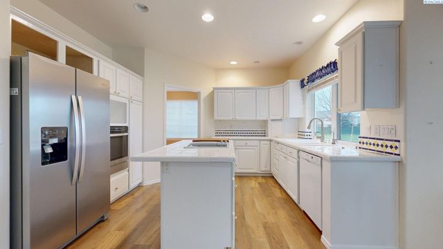 12516 Eagle Reach Court, Pasco, WA 99301