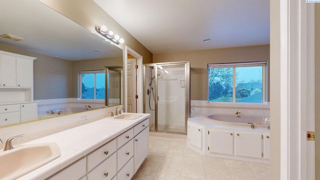 12516 Eagle Reach Court, Pasco, WA 99301