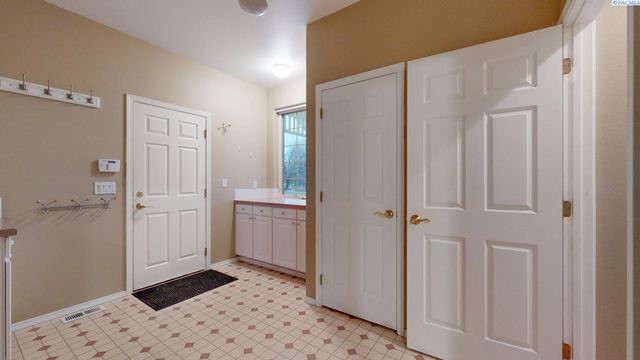 12516 Eagle Reach Court, Pasco, WA 99301