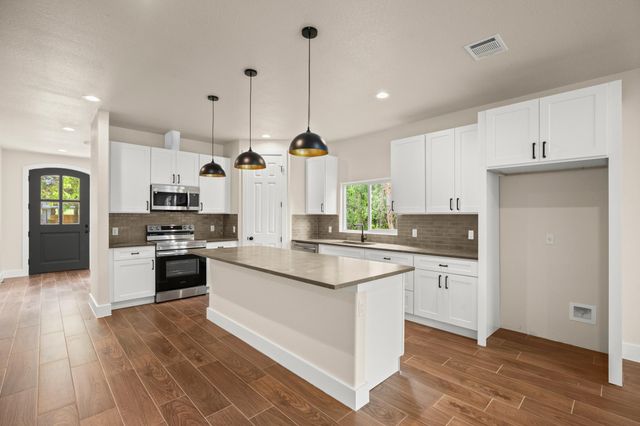 147 Kahana LN, Bastrop, TX 78602