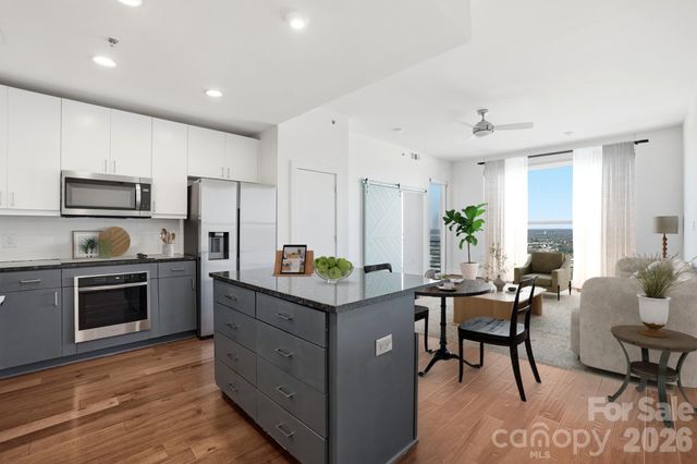 333 W Trade Street 2005, Charlotte, NC 28202