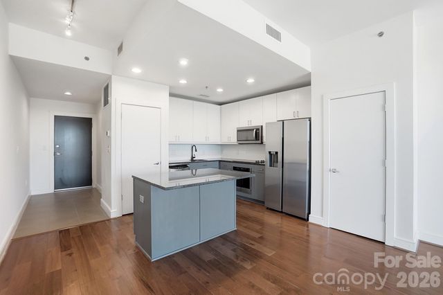 333 W Trade Street 2005, Charlotte, NC 28202